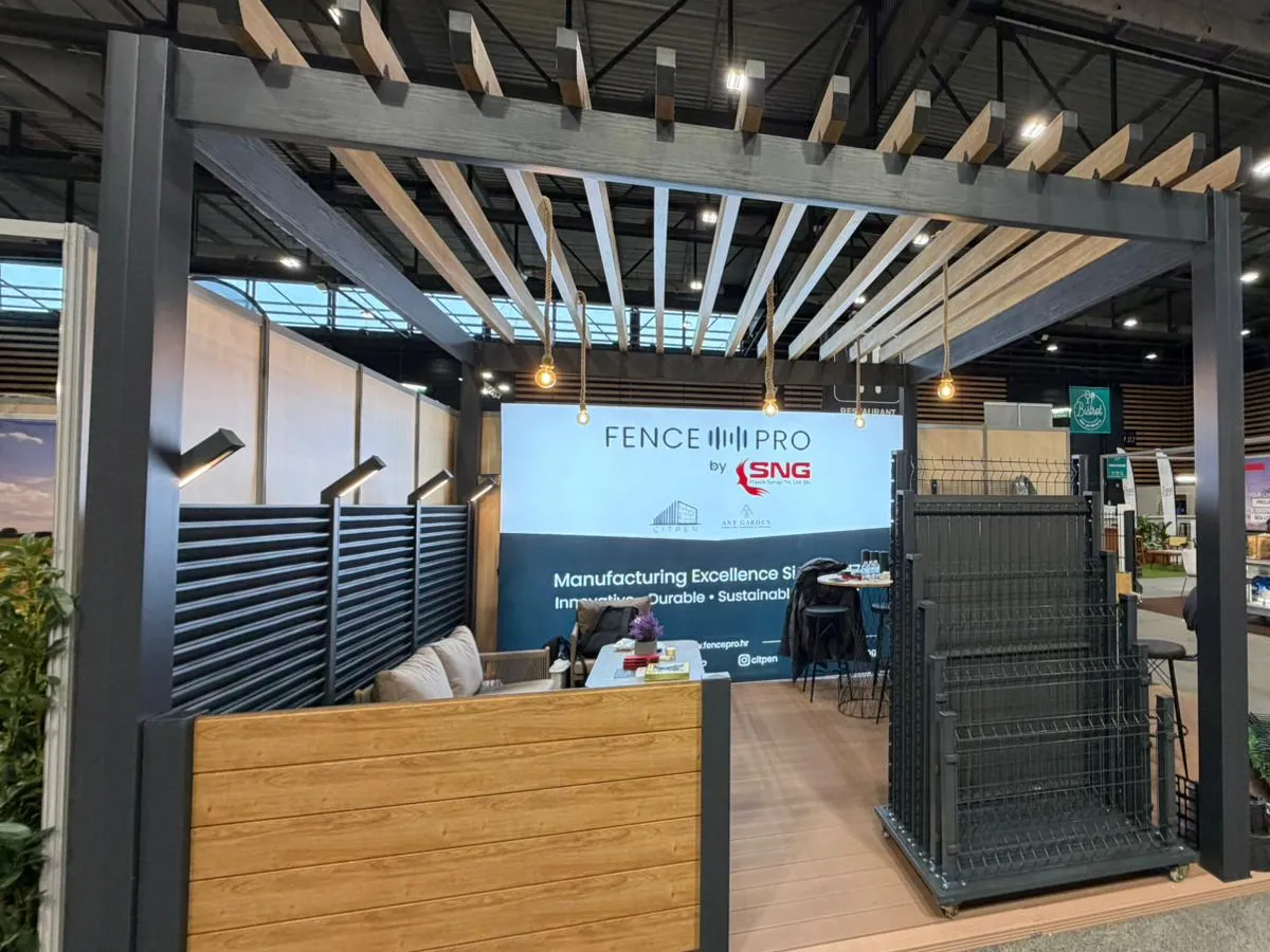 Der FencePro-Stand auf einer Fachmesse: die Markenwand, ein Gestell mit Zaunmatten und ein Pergola-Rahmen